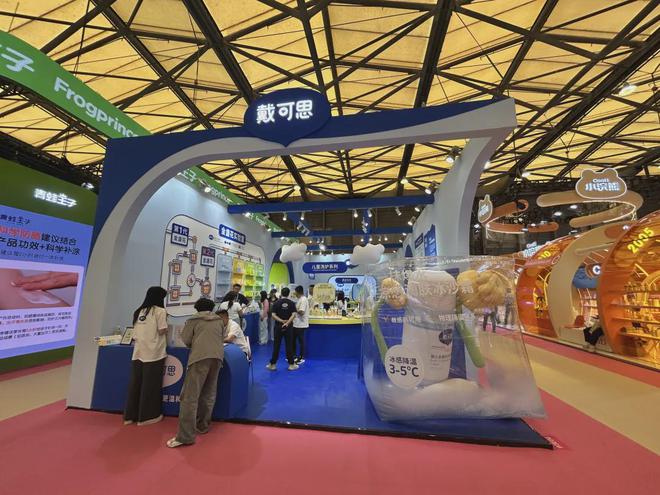 自然堂等美妆企业亮相美博会！j9国际站登录【现场】家化、(图8)