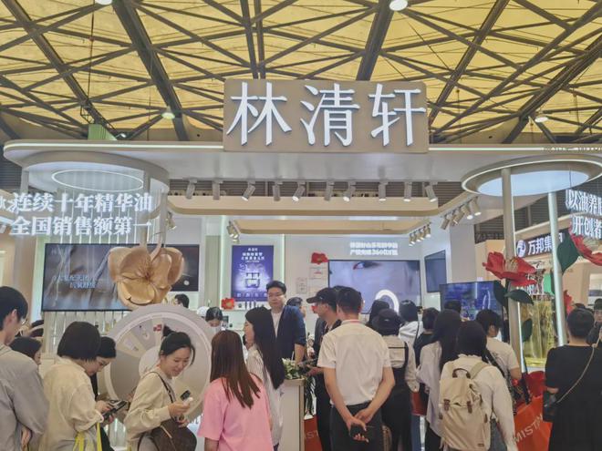 自然堂等美妆企业亮相美博会！j9国际站登录【现场】家化、(图20)